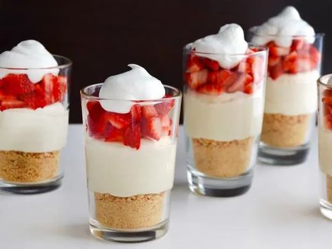 Cheesecake Parfait Recipes, Cheesecake Parfaits, Dessert Shooters, Dessert Thermomix, Easy No Bake Cheesecake, Parfait Desserts, Tiramisu Dessert, Parfait Recipes, Baked Cheesecake Recipe