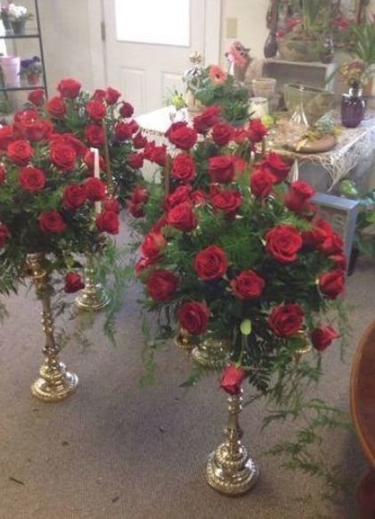 Red Tall Centerpieces, Red Rose Wedding Theme Table Decor, Beauty And The Beast Flower Arrangement, Red Rose Table Centerpiece, Beauty And The Beast Theme Quinceanera, Beauty And The Beast Centerpieces, Wedding Cakes Beach, Wedding Flowers Red Roses, Beach Wedding Cakes