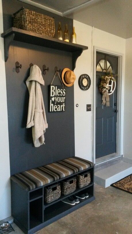 My new garage entry way! Entry Nook, Door Bench, Vstupná Hala, Garage Entryway, Farmhouse Mudroom, Garage Organization Tips, Garage Diy, City Farmhouse, Mudroom Entryway