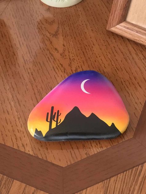 Western sunset rock - My Community Made East Western Painting Ideas, Easy Paintings On Rocks, Triangular Rock Painting Ideas, Mm Rock Painting, Colorful Rock Painting, Animals Rock Painting, Rock Art Designs, Desert Scene Painted Rocks, Retro Rock Painting