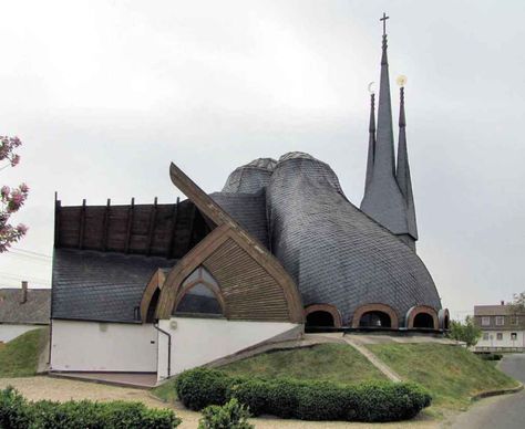 The Holy Spirit Catholic Church, Hungary - by KovacsDaniel/Wikimedia Organic Building, Rebuilding The Temple, Temple Of Heaven, Sacred Architecture, Valley Of The Kings, Grand Mosque, Structure Architecture, Organic Architecture, Roman Catholic Church