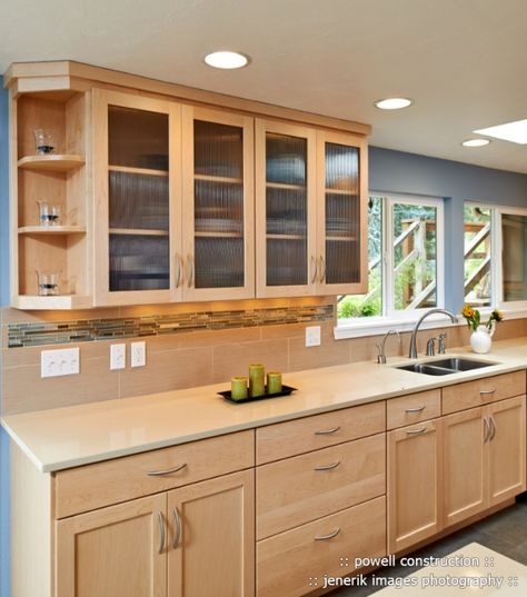 Back splash and open shelving on the end of the upper cabinets Sleek Kitchen Design, Caesarstone Kitchen, Trendy Kitchen Tile, Maple Kitchen Cabinets, Kitchen Remodel Countertops, Maple Kitchen, Refacing Kitchen Cabinets, Kitchen Countertop Materials, Kabinet Dapur