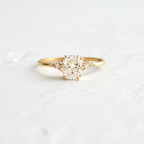 Engagement Rings Melanie Casey, Gold Engagement Ring Vintage, Gold Infinity Ring, Gold Knot Ring, Single Af, Hammered Gold Ring, Melanie Casey, Love Knot Ring, Cute Engagement Rings