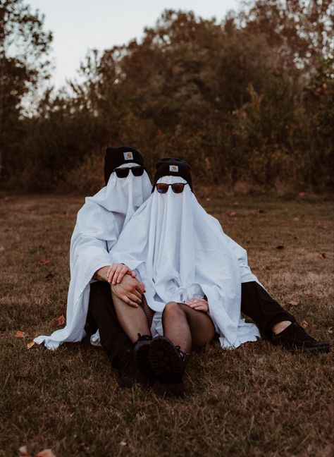 Spooky photoshoot idea perfect for couples or friends! | Bridgette Lewis Photography | Ghost photoshoot ideas • Creative halloween photoshoot • beer photoshoot Ghost Couple Pictures, Ghost Photoshoot Ideas Couple, Couple Scream Photoshoot, Vampire Photoshoot Male, Couples Ghost Photoshoot, Sheet Ghost Couple, Ghost Family Photoshoot, Couple Ghost Photoshoot, Ghost Photoshoot Couple