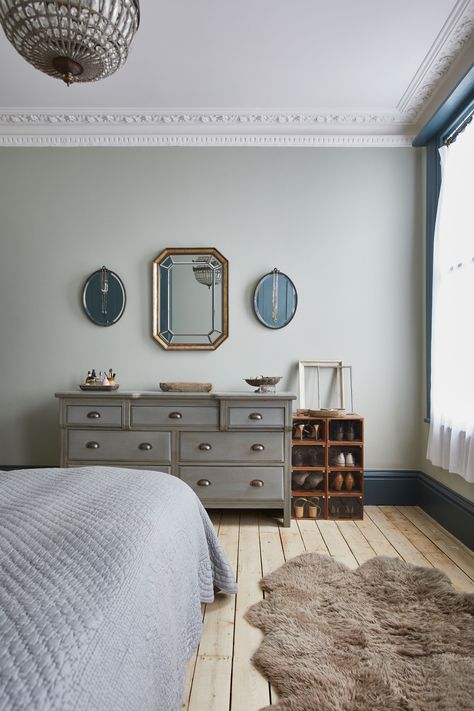 Blue Victorian Bedroom, Blue Vintage Bedroom, Victorian Bedrooms, Bedroom Ceilings, Calming Coastal, Light Blue Bedroom, Latest Decorating Trends, Bedroom Victorian, Victorian Bedroom