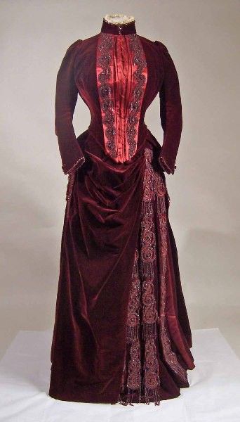 1880s deep rich burgundy velvet gown from Manchester Galleries. Courtesan Dress, 1890 Dress, Victorian England, 1880s Fashion, Bustle Dress, 19th Century Fashion, Victorian Clothing, Retro Mode, Antique Dress