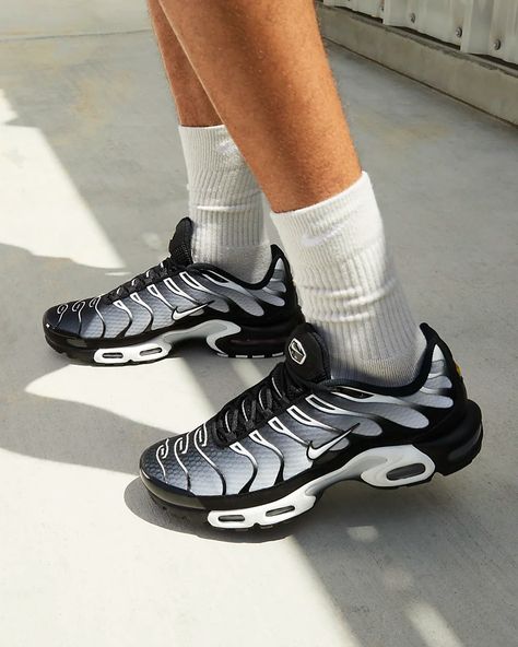 Jordan Shoes Style, Nike Tn Shoes, Nike Air Mens, Latest Nike Shoes, Nike Shoes Men, Zapatillas Jordan Retro, Zapatillas Nike Air, Nike Air Max Mens, Nike Tn