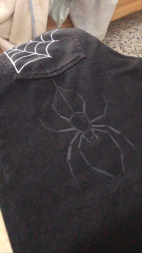 Drawn On Jeans Grunge, Spider Bleach Shirt, Black Tshirt Painting, Paint On Pants Ideas, Diy Shirt Ideas Paint, T Shirt Upcycling Diy, Drawing On Pants, Drawing On Shirt, Paint On Clothes