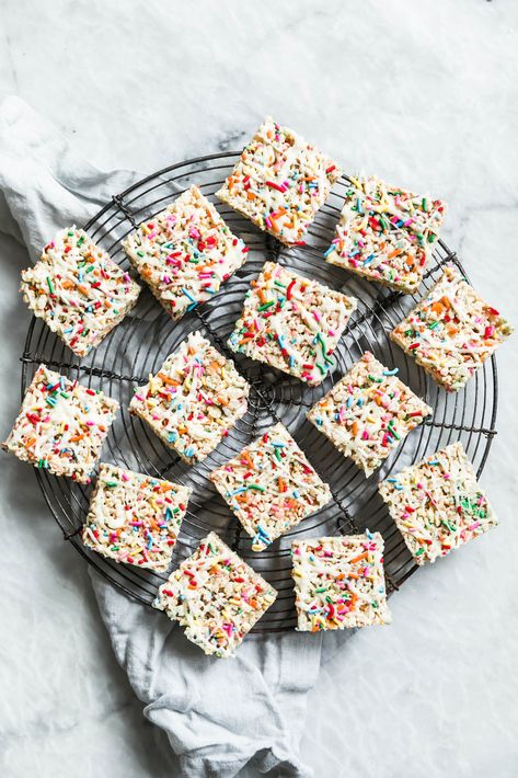 White Chocolate Funfetti Rice Krispie Treats Rice Krispies Treats Recipe, Broma Bakery, Rice Krispies Treats, Rice Recipes For Dinner, Krispies Treats, Chocolate Bark, Rice Krispie Treats, Dessert Lover, Rice Krispie