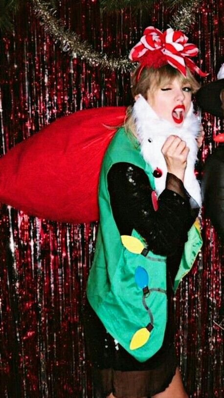 Taylor Swift Christmas Aesthetic, Art Inspiration Creative, Creative Tattoo Ideas, Celebrity Yearbook Photos, Christmas Aesthetics, Taylor Swift Christmas, Creative Tattoo, Christmas Concert, Taylor Swift Cute