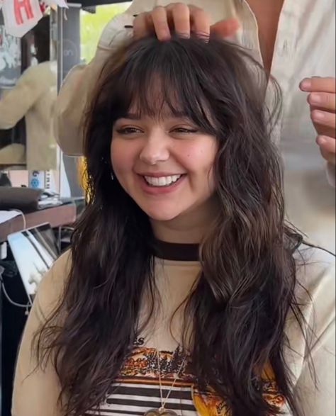 Bangs For Frizzy Wavy Hair, Haircuts For Frizzy Hair Round Faces, Wavy Hairstyles Round Face, Long Wavy Hair With Bangs Round Face, Bangs For Frizzy Hair, Haircut For High Forehead, Frizzy Bangs, French Bangs Round Face, Wispy Bangs Wavy Hair