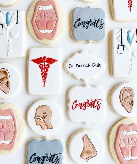 Kate Bakes Cookies on Instagram: “4 years undergrad + 4 years medical school + 5 years residency + 1 year fellowship = one smart cookie! This ENT doctor deserves custom…” Medical Royal Icing Cookies, Medical School Graduation Cookies, Moving Cookies, Dr Cake, Doctor Cookies, Grad Cookies, Medical Cookies, Ent Doctor, Medical School Graduation