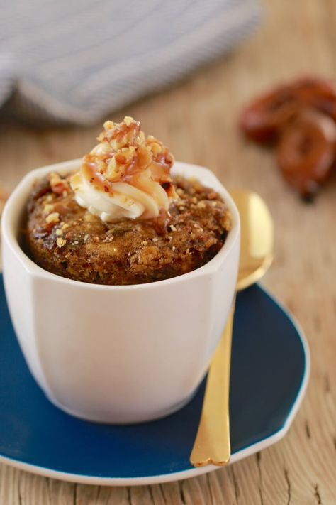 1 Minute Sticky Date Pudding In a Mug- Moist and decadent, this mug cake will blow your socks off AND it’s make in minutes in the microwave Pudding In A Mug, Mug Meals, Microwave Mug Recipes, Microwave Mug, Sticky Date, Toffee Cake, Sticky Date Pudding, Date Pudding, Bigger Bolder Baking