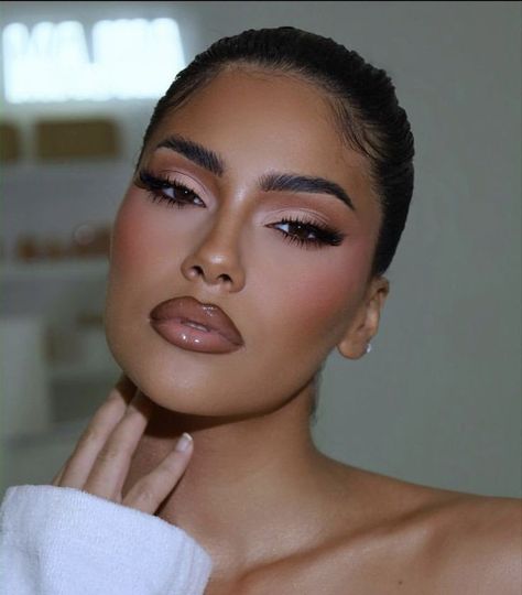 Sultry Eyes Makeup, Neutral Glam Makeup Brown Eyes, Makeup For Photoshoot Indoor, Makeup Looks For Small Eyes, Brunette Barbie Aesthetic, Pinkish Makeup Looks, Makeup Ideas For Photoshoot, Soft Glam Eyeshadow Looks, Soft Brown Eye Makeup