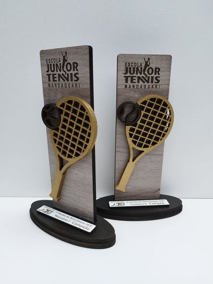 KIT 12 Troféus personalizável de Tenis. Desenvolvido em MDF 100%.  Corte e gravação a LASER. Ótimo acabamento.  ATENÇÃO! O PRODUTO É PERSONALIZADO MAS NÃO TRABALHAMOS COM APROVAÇÃO DE LAYOUT / ARTE FINAL. O CLIENTE NOS MANDA A SUA ARTE JÁ PRONTA E AS ESCRITAS QUE DESEJA SER COLOCADAS NO (TROFÉU/ MEDALHA/ PORTA MEDALHAS), CONTUDO É NA HORA DA PRODUÇÃO QUE NÓS DECIDIREMOS A MELHOR FORMA DE DISTRIBUIR TAIS INFORMAÇÕES .AS CORES DA ESCRITA, TAMANHO E FONTE SÃO TODAS PADRÕES CONFORME MODELOS DAS FOTO Chat Logo, Sports Awards, Flip Book, Tennis