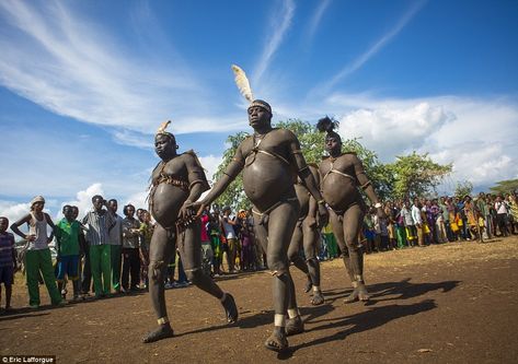 Ethiopian Bodi tribe where big is beautiful and men compete to be the fattest Abs Exercises For Women, Ethiopia Culture, Ethiopian Tribes, Weight Pictures, Morning Exercises, Rising Sea Levels, Tribes Man, San Blas Islands, Mursi Tribe