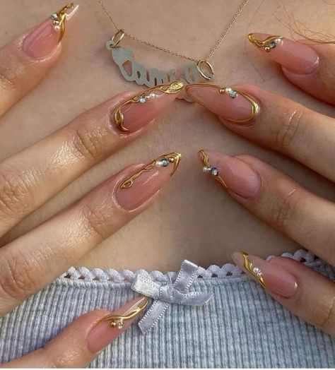 Nail Gold Design, Yellow And Gold Nails Design, Gold Pearl Nails, Nails Gold Design, Gold And Nude Nails, Elegant Gold Nails, Aphrodite Nails, Nail Inspo Gold, Nails With Gold Accent