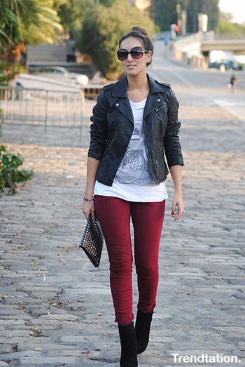 Chaqueta cuero, jean vino tinto Burgundy Jeans Outfit, Outfit Pantalon, Jeggings Outfit, 40s Outfits, Outfits Leggins, Cozy Clothes, 50th Clothes, Looks Jeans, Classy Winter Outfits