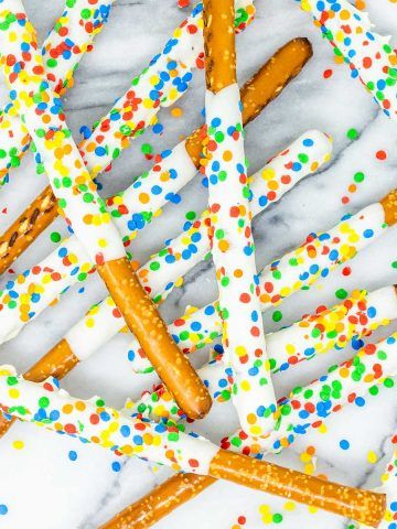 Pretzel Wands, Decorated Pretzels, Salty Desserts, Covered Pretzel Rods, Rainbow Desserts, Dipped Pretzels, Chocolate Covered Pretzel, Chocolate Covered Pretzel Rods, Chocolate Melting Wafers