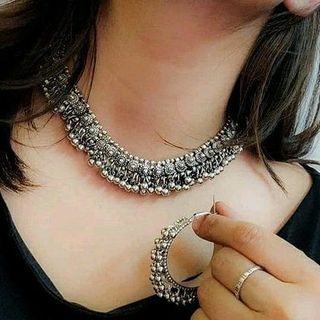 The Jewellery eStore (@beyou.elegant) • Instagram photos and videos Chunky Pendant Necklace, Turkish Necklace, Beads Choker Necklace, Earring Indian, Indian Ethnic Fashion, Chunky Pendant, Tulip Necklace, Sweater Jeans, Beads Choker