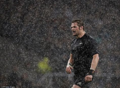 New Zealand captain and rugby giant Richie McCaw roars on his troops at Twickenham during their victory over England by 24-21 All Blacks Rugby Team, Richie Mccaw, Springbok Rugby, All Blacks Rugby, Sporting Legends, Black Legends, Large Waves, Rugby Player, World Cup Winners