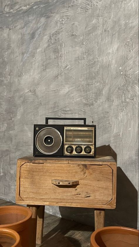 Old Radio, Old Paper Background, Pretty Wallpapers Tumblr, Free Aesthetic, New Architecture, Old Radios, Brown Wallpaper, Minimalist Wallpaper, Retro Wallpaper