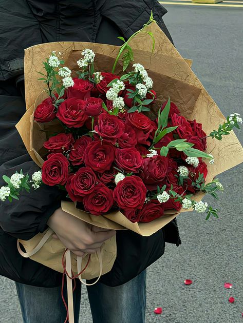 30 Roses Bouquet, Red Bouquet Aesthetic, Red Rose Bouquet Aesthetic, Red And White Bouquet, Christmas Flower Bouquet, Flower Boquet, Luxury Flower Bouquets, Red Bouquet, Prettiest Bouquet