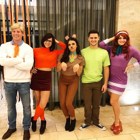 Great Group Costumes, Halloween Costumes Couples Scooby Doo, Halloween Costume Ideas Scooby Doo, Scooby Doo Costumes Scooby, Group Costume Ideas Scooby Doo, Scooby Squad Costume, 4 Character Halloween Costumes, Easy Scooby Doo Costume, Scooby And Scrappy Doo Costumes