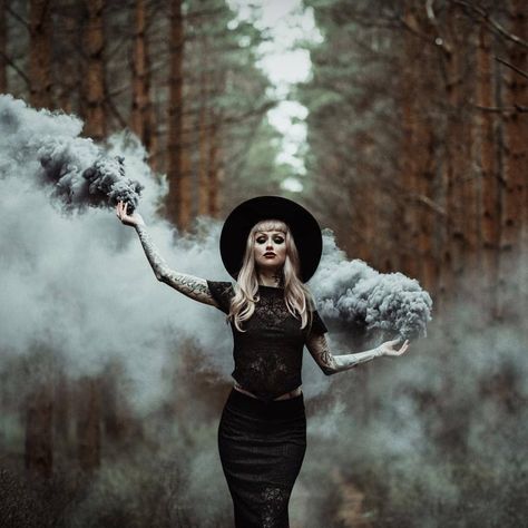 Pumpkin Queen Photoshoot, Villian Era Photoshoot, Pagan Marriage, Generational Photoshoot, Coven Photoshoot, Witchy Photography, Witchy Shoot, Rip 20s, Moody Photoshoot