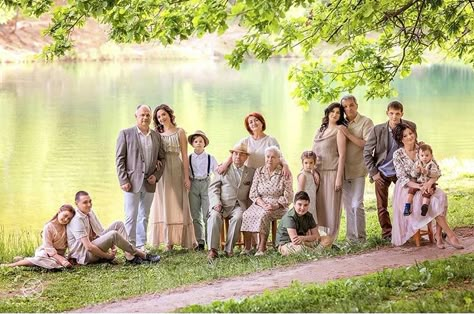 Big Family Photo Shoot Ideas, Group Family Pictures, Large Family Photo Shoot Ideas, Large Family Pictures, Large Family Photography, Large Family Photo, Family Reunion Photos, Extended Family Pictures, Large Family Portraits