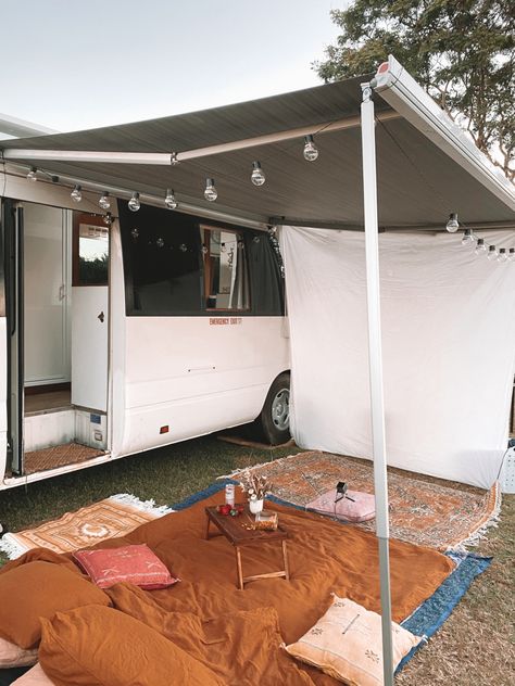 Campervan Ideas Diy, Van Exterior Paint Ideas, Camper Aesthetic, Travel Trailer Renovation, Small Travel Trailer Remodel, Small Travel Trailer, Trailer Renovation, Outdoor Movie Night, Vans Aesthetic