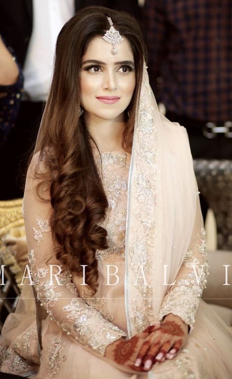 Engagement Hairstyles With Dupatta, Pakistani Engagement Brides, Engagement Dress For Bride Pakistani, Engagement Makeup Pakistani, Nikah Hairstyle, Engagement Dresses Pakistani, Nikah Hairstyles, Pakistani Engagement Look, Engagement Dress Pakistani