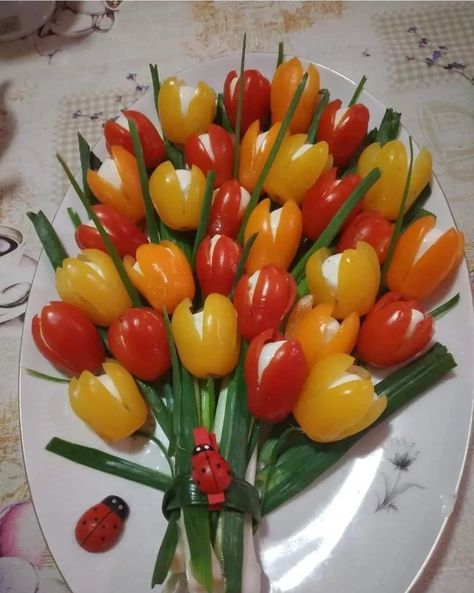 Decorações Com Comidas, Amazing Food Decoration, Party Food Buffet, Amazing Food Art, Party Food Platters, Food Carving, Veggie Tray, Easy Food Art, Food Displays