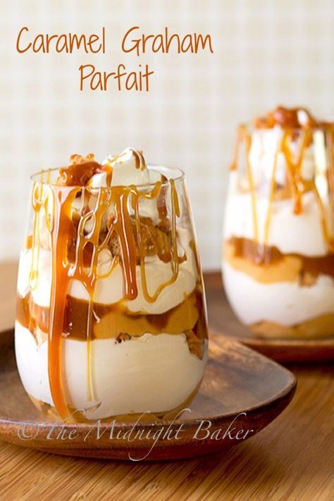 Caramel Graham Parfait | bakeatmidnite.com | #desserts #caramelsauce #pudding Best Parfait Recipe, Easy Parfait Recipes, Easy Parfait, Pudding Parfait Recipes, Graham Cracker Dessert, Mason Jar Desserts, Pudding Parfait, Dessert Parfait, Pasta Fillo