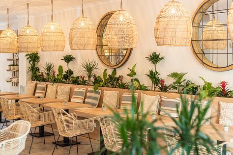 Ideas Para Restaurantes Decoracion, Tropical Cafe Design, Tropical Restaurant Design, Tropical Coffee Shop, Tropical Restaurant, Bamboo Lights, Tropical Cafe, Rattan Lights, Cafe Plants