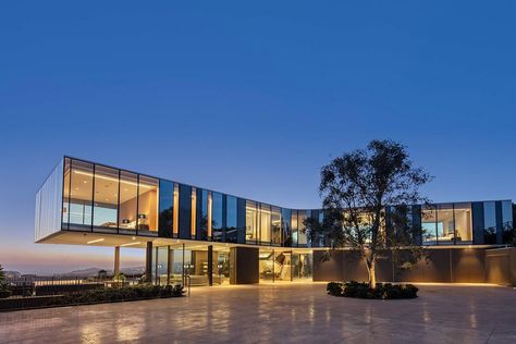 Architect Zoltan Pali pulls off some serious Jedi mind tricks to complete a levitating house in Bel Air. The glass and steel home appears to... Bel Air Los Angeles, Modern Staircase Design, Modern Staircase, Belem, Los Angeles Homes, Staircase Design, Glass House, Bel Air, Design Company