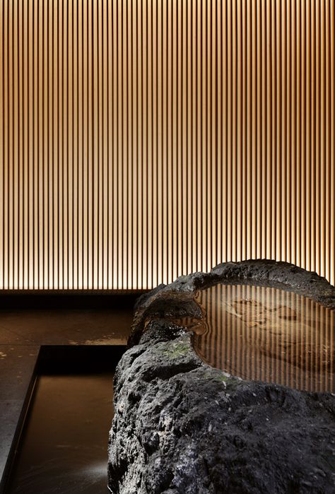 河文 indoor water rock feature illuminated slats. by A.N.D. Design, Japan Pond Reflection, Japanese Spa, Image Zen, Japanese Restaurant Design, Japanese Hotel, Chinese Interior, Sauna Design, Zen Style, Modern Chinese