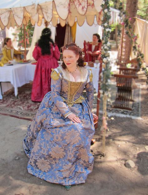 Italians had the best fashions of the Renaissance Venetian Gown, Venetian Costumes, Italian Dresses, Tudor Dress, Tudor Fashion, Italian Clothing, Medieval Garb, Medieval Costume, Period Outfit