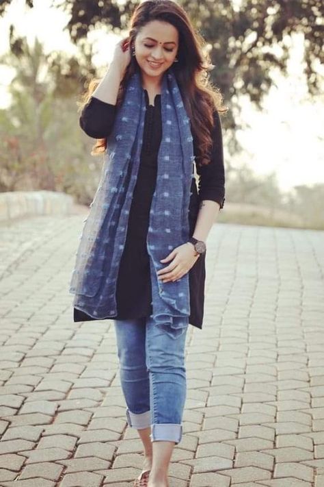 Simple Kurta Designs, Western Wear Outfits, Simple Kurti Designs, Casual Indian Fashion, Long Kurti Designs, Look Formal, Casual College Outfits, Salwar Kamiz, Casual Wear Dress