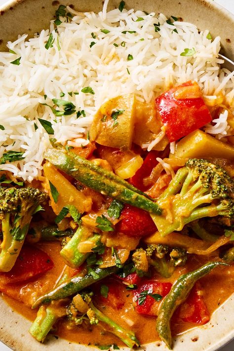 25 Easy Curry Recipes From All Around The World Simple Curry Recipe, Easy Curry Recipes, Vegetable Curry Recipe, Jamaican Curry Chicken, Vegetable Curry Recipes, Curry Bowl, Curry Recipes Easy, Jamaican Curry, Panang Curry