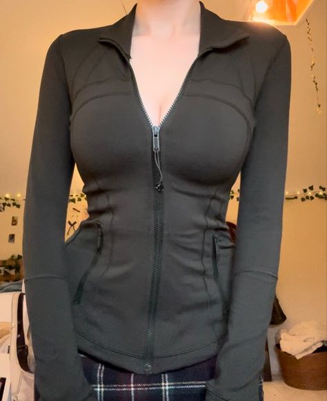 Lululemon Jacket Outfit, Grunge Jacket, Mcbling Fashion, Gymwear Outfits, Casual Attire For Women, Lululemon Outfits, Lululemon Define, Monochromatic Outfit, Lululemon Define Jacket