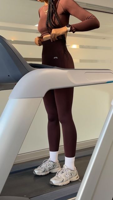 Model Treadmill Workout, Walking On Treadmill Aesthetic, Treadmill Running Aesthetic, Running On Treadmill Aesthetic, Running Treadmill Aesthetic, Treadmill Outfit, Running Aesthetic Treadmill, Loose Weight Aesthetic, Treadmill Aesthetic