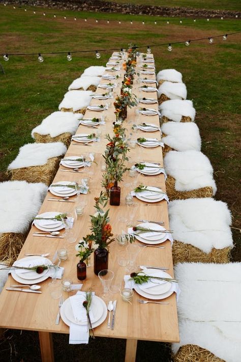 Idea - long sheets of plywood & sawhorses Hay Bale Seating, Long Table Wedding, Fest Temaer, Deco Champetre, Fall Dinner Party, Dinner Party Decorations, Outdoor Dinner Parties, Country Wedding Decorations, Dinner Party Table