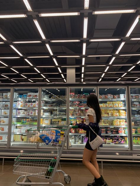 Supermarket Pictures Aesthetic, Instagram Post Style Design, Shopping Market Aesthetic, Grocery Photoshoot Aesthetic, Super Market Photoshoot, Grocery Store Aesthetic Pictures, Locations For Instagram Posts, Mall Picture Ideas For Instagram, Super Market Aesthetic