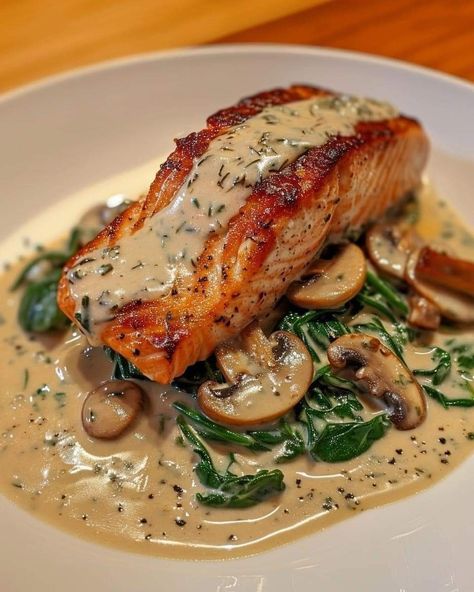 Salmon Menu Ideas, Pan Seared Salmon With Creamy Florentine Sauce, Florentine Sauce, Butter Salmon, Pasti Sani, Pan Seared Salmon, Seared Salmon, Easy Healthy Meal Prep, Healthy Food Dishes