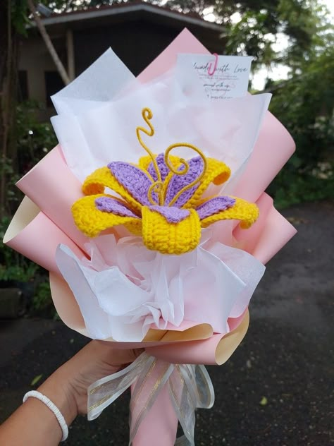 Tangled Crochet Bouquet, Crochet Tangled Flower, Flower From Tangled, Valentine Crochet Ideas, Sundrop Flower, Tangled Flower, Ribbon Flowers Bouquet, Diy Bouquet Wrap, Crochet Disney