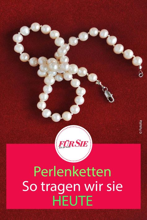 Unser Ur-Omas, Omas und Mütter liebten sie schon: Perlenketten. Wir sagen, wie man den Klassiker HEUTE trägt! #schmuck #perlenkette #kette #perlen #fuersiemagazin Outfit Challenge, Diy Schmuck, Pearl Necklace, Pins