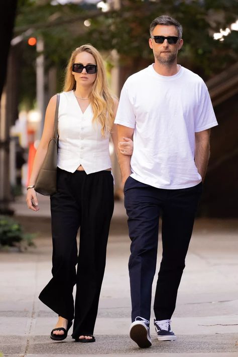 Jennifer Lawrence and Husband Cooke Coordinate Outfits for Sunday Stroll Cooke Maroney, Jennifer Lawrence Style, Stylish Street Style, Exquisite Gowns, Coordinating Outfits, Upper West Side, Top Celebrities, Celebrity Street Style, West Side