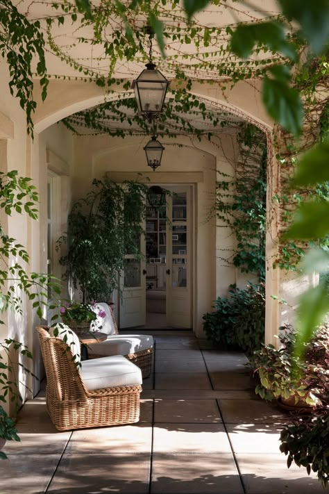 Peek Inside a Nancy Meyers Home | Lark & Linen Nancy Meyers Aesthetic Exterior, Nancy Meyers Outdoor, Nancy Meyers Front Porch, Nancy Meyers Entryway, Nancy Meyers Home Aesthetic, Nancy Myers Homes Aesthetic, Southern Beach House, Nancy Myers Homes, Nancy Meyers Home