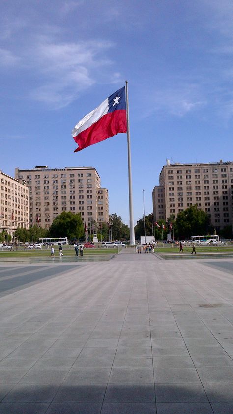 Bandera de Chile desde el Palacio de La Moneda Chilean Flag, Asia City, Chile Travel, Doctor Picture, Easter Island, Santiago Chile, Ushuaia, Flags Of The World, City Aesthetic